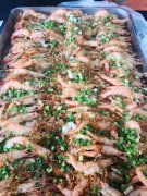 為了使企業(yè)員工不用擔(dān)心吃飯，為了讓企業(yè)更充分地從事生產(chǎn)工作和